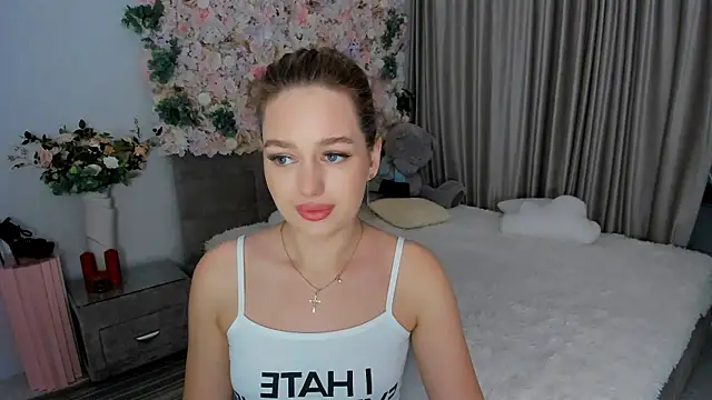 MiracleCurly online show from October 1, 7:20 pm