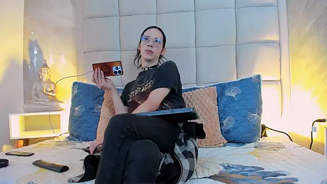 Hecatee 77 online show from October 5, 7:45 pm