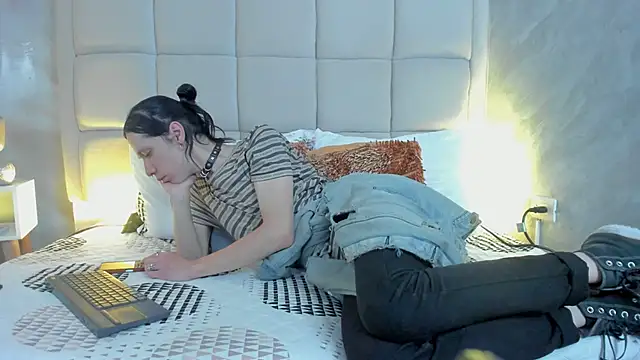 Snapshot of Hecatee_77 chatting on February 11, 7:41 pm Hecatee 77 online show from February 11, 7:41 pm