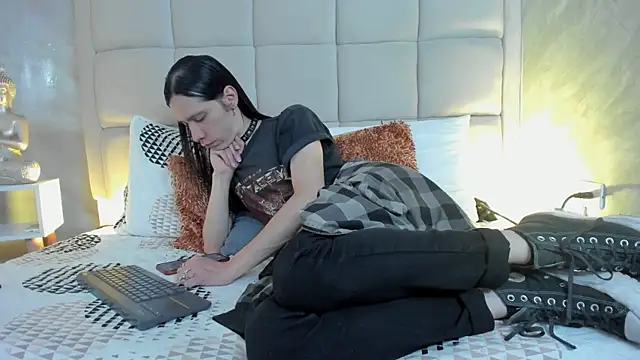 Snapshot of Hecatee_77 chatting on February 19, 7:54 pm Hecatee 77 online show from February 19, 7:54 pm