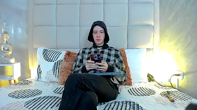 Snapshot of Hecatee_77 chatting on February 23, 7:44 pm Hecatee 77 online show from February 23, 7:44 pm