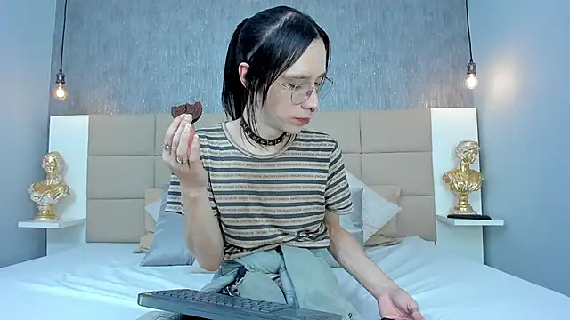 Snapshot of Hecatee_77 chatting on March 6, 7:43 pm Hecatee 77 online show from March 6, 7:43 pm