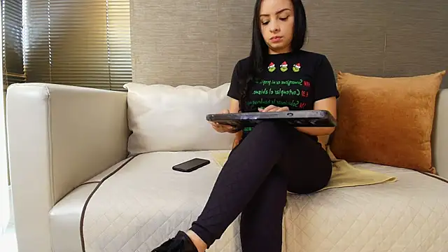 Sophie LittleS online show from December 13, 12:50 pm