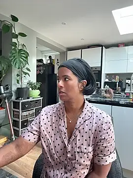 RoseMelanie online show from May 17, 6:33 am