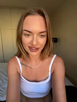 Snapshot of ElenaRebelle chatting on July 9, 4:16 am ElenaRebelle online show from July 9, 4:16 am