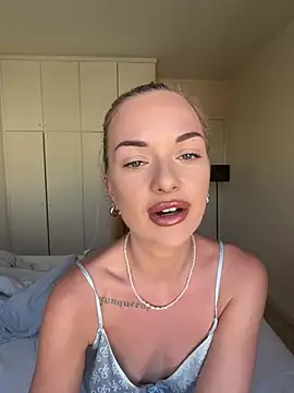 Snapshot of ElenaRebelle chatting on July 20, 7:11 am ElenaRebelle online show from July 20, 7:11 am