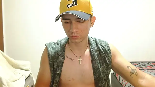 Snapshot of ChicoMaloFfF chatting on April 18, 1:20 am ChicoMaloFfF online show from April 18, 1:20 am