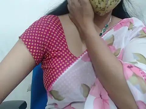 Snapshot of Lovely_Siri_23 chatting on October 28, 5:00 am Lovely Siri 23 online show from October 28, 5:00 am