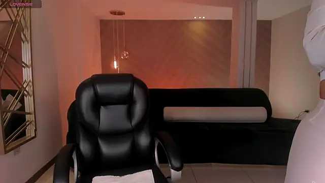 LizzHamilton   online show from November 20, 9:25 pm