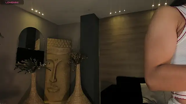 LizzHamilton   online show from December 19, 9:33 pm