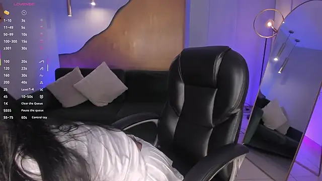 LizzHamilton   online show from January 12, 8:47 pm