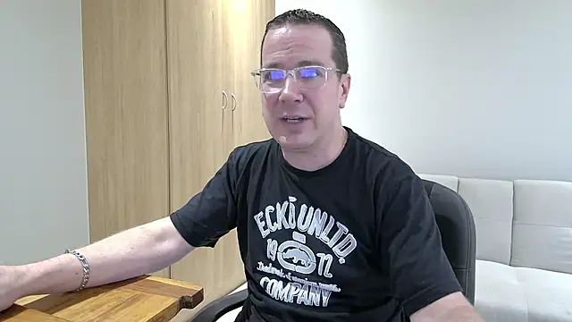 BrettJ81 online show from October 31, 2:51 pm