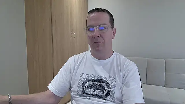 BrettJ81 online show from November 30, 2:32 pm