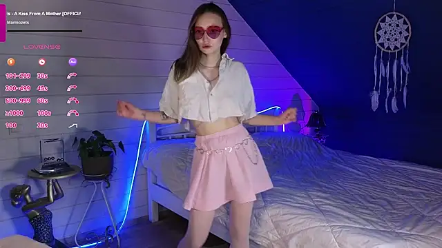 Evie Ro online show from July 6, 7:05 pm