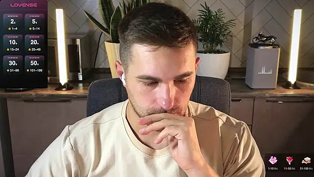 Snapshot of Sweeet__boy chatting on February 1, 6:43 am Sweeet boy online show from February 1, 6:43 am