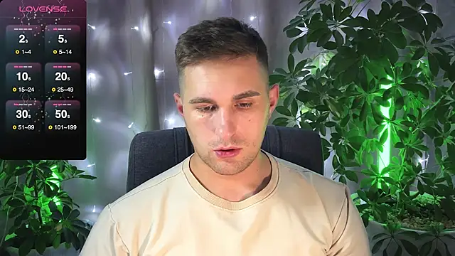 Snapshot of Sweeet__boy chatting on February 10, 5:19 pm Sweeet boy online show from February 10, 5:19 pm