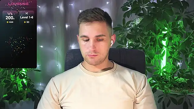 Snapshot of Sweeet__boy chatting on February 10, 8:21 pm Sweeet boy online show from February 10, 8:21 pm