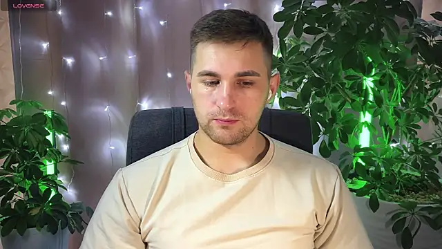 Snapshot of Sweeet__boy chatting on February 13, 8:17 am Sweeet boy online show from February 13, 8:17 am