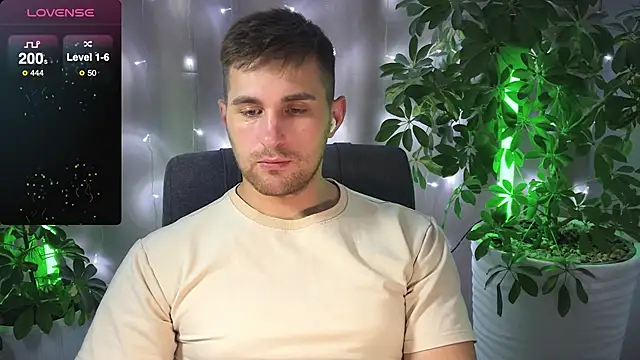 Snapshot of Sweeet__boy chatting on February 15, 8:43 pm Sweeet boy online show from February 15, 8:43 pm