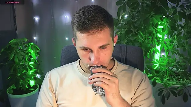 Snapshot of Sweeet__boy chatting on February 21, 3:32 pm Sweeet boy online show from February 21, 3:32 pm