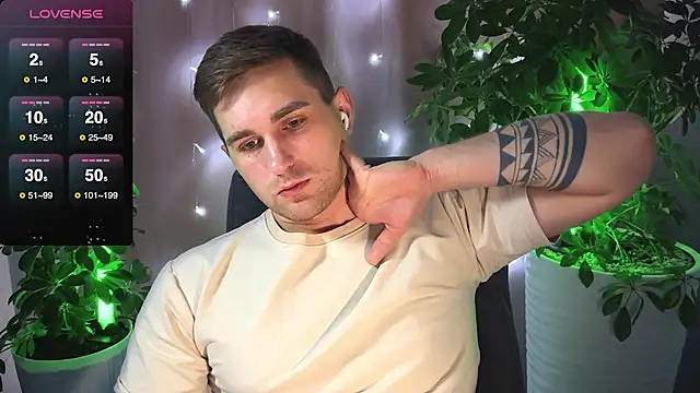 Snapshot of Sweeet__boy chatting on February 25, 5:15 pm Sweeet boy online show from February 25, 5:15 pm