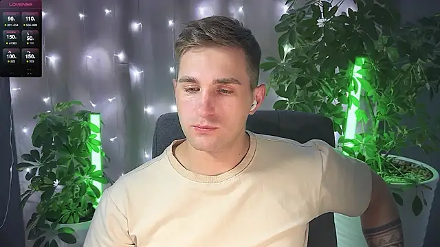 Snapshot of Sweeet__boy chatting on March 8, 5:11 pm Sweeet boy online show from March 8, 5:11 pm