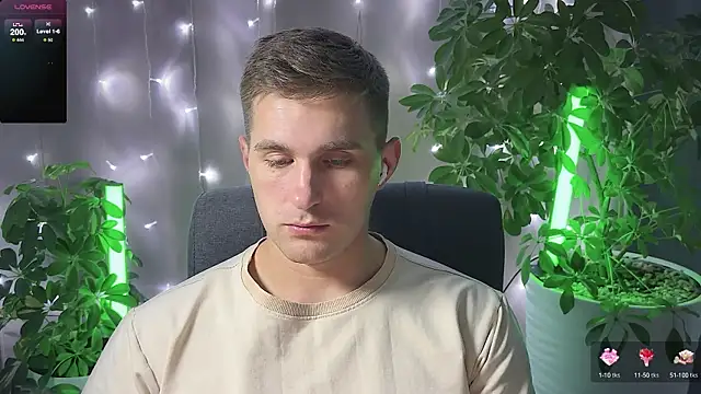 Snapshot of Sweeet__boy chatting on March 8, 10:24 pm Sweeet boy online show from March 8, 10:24 pm