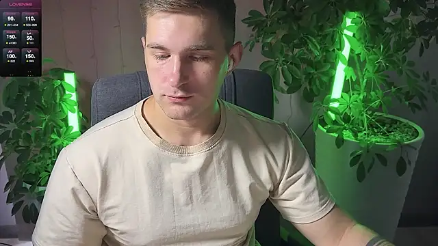 Snapshot of Sweeet__boy chatting on March 9, 9:13 am Sweeet boy online show from March 9, 9:13 am