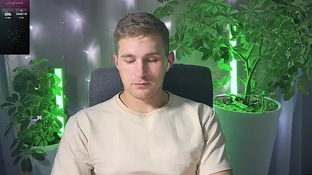 Snapshot of Sweeet__boy chatting on March 9, 10:19 pm Sweeet boy online show from March 9, 10:19 pm