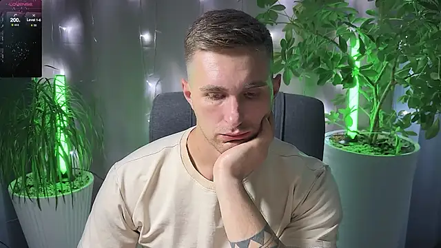 Snapshot of Sweeet__boy chatting on March 16, 8:00 pm Sweeet boy online show from March 16, 8:00 pm