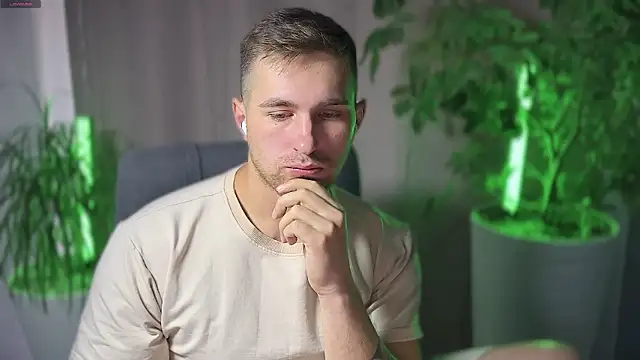 Snapshot of Sweeet__boy chatting on March 19, 8:34 am Sweeet boy online show from March 19, 8:34 am