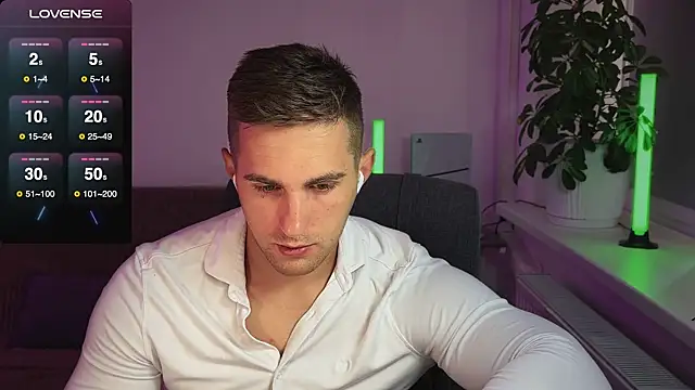 Snapshot of Sweeet__boy chatting on September 13, 9:09 am Sweeet boy online show from September 13, 9:09 am