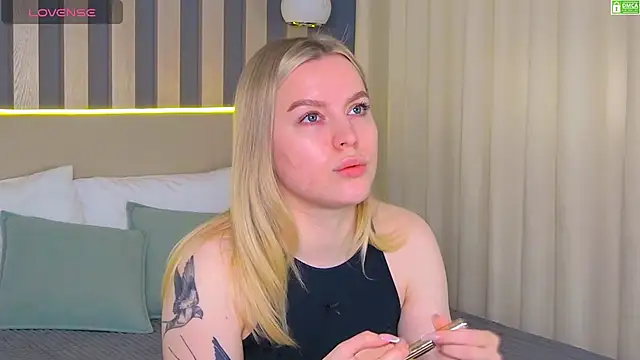 Snapshot of AmaliaBell chatting on April 16, 1:12 pm AmaliaBell online show from April 16, 1:12 pm