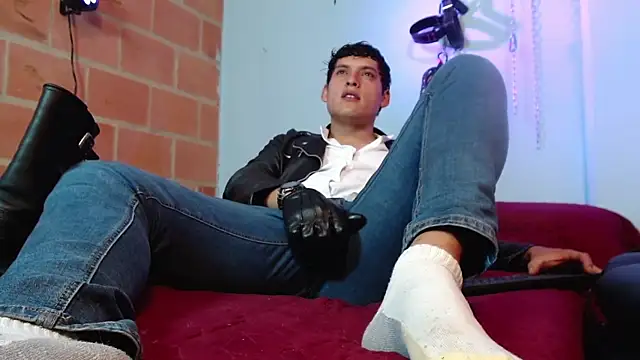 Snapshot of dom2travelersss chatting on October 14, 9:15 pm dom2travelersss online show from October 14, 9:15 pm