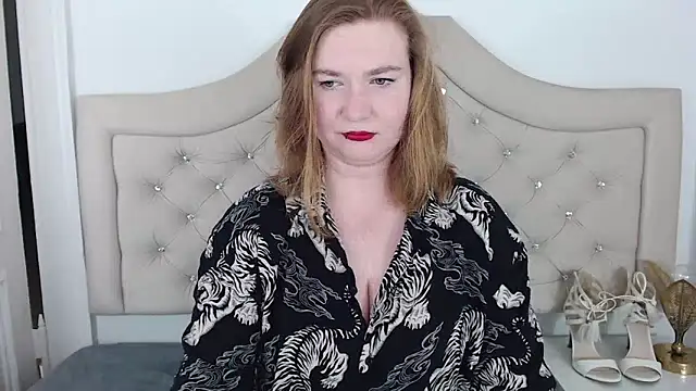 LaraDream online show from February 6, 8:45 pm