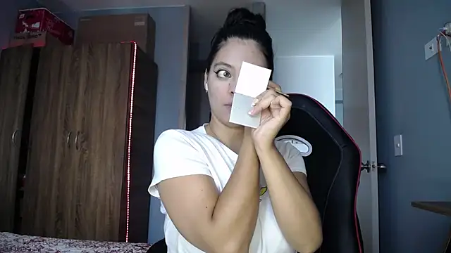 Snapshot of susan_smith18 chatting on December 4, 1:31 pm susan smith18 online show from December 4, 1:31 pm