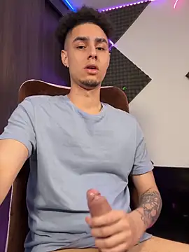 Snapshot of bigryann23 chatting on February 14, 2:30 am bigryann23 online show from February 14, 2:30 am