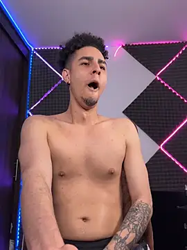 Snapshot of bigryann23 chatting on February 22, 3:18 am bigryann23 online show from February 22, 3:18 am