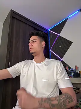 Snapshot of bigryann23 chatting on March 30, 10:44 pm bigryann23 online show from March 30, 10:44 pm